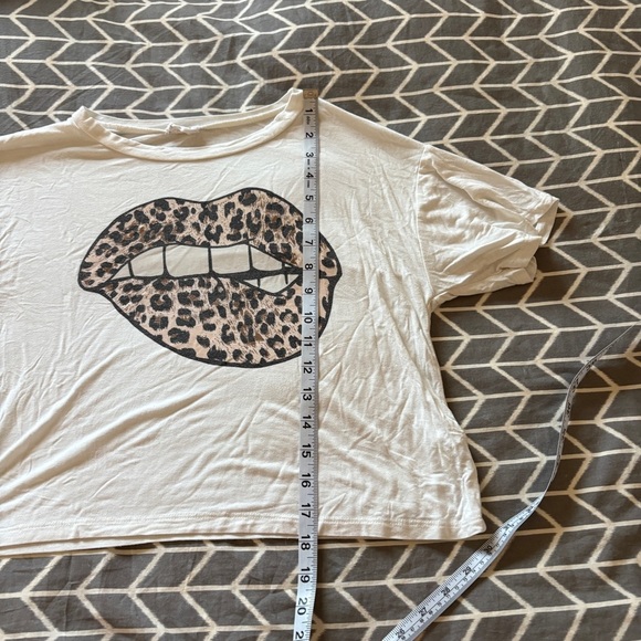 Women’s LEOPARD LIPS CROP TOP Size Small Rocker Animal Print Cropped Boxy Fit - Picture 8 of 8